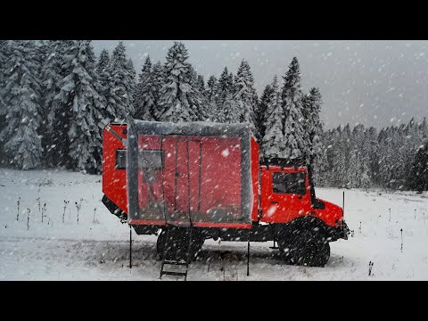 Видео: СНЕЖНЫЙ КЕМПИНГ С КАРАВАНОМ НА БАЛКОНЕ