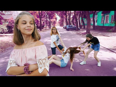 Видео: НОВЕНЬКАЯ РАССОРИЛА МАШУ С ДРУЗЬЯМИ!!!