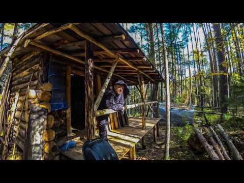 Видео: Избушка у реки. Снаружи — дикий лес, внутри — мой первый очаг.