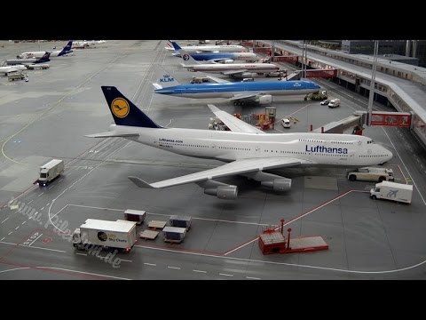 Видео: Крупнейший аэропорт модель мира в день и ночью в масштабе Хо