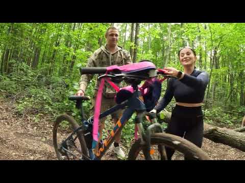 Видео: Красивая девушка хочет быстро кататься на велике - это редкость!