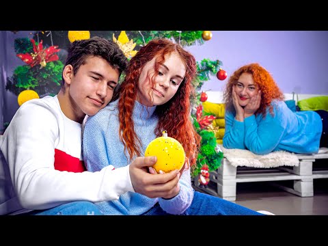 Видео: СТАРШЕКЛАССНИК ПРИСТАЕТ К МАШЕ!!!