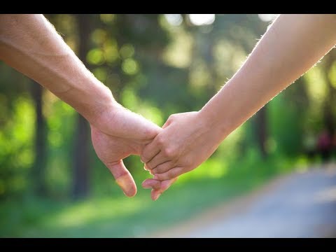 Видео: Почему полезно держать друг друга за руки