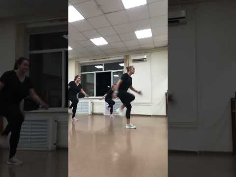 Видео: Аэробная с легким весом! Без прыжков и приседаний!