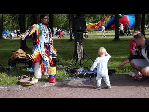 Видео: Младенец зажег с индейцем из Эквадора! Танец ребенка.