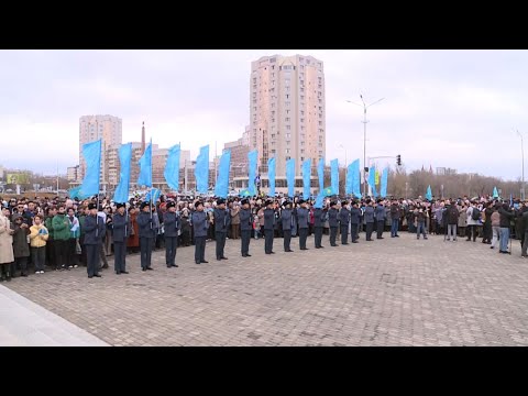 Видео: Қарағандыда үш мың адам бір мезетте әнұранды шырқады