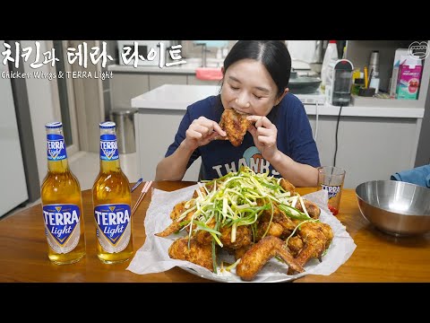 Видео: Настоящий мукбанг :) Домашние суперхрустящие жареные куриные крылышки ☆ Пиво, курица с зеленым луком