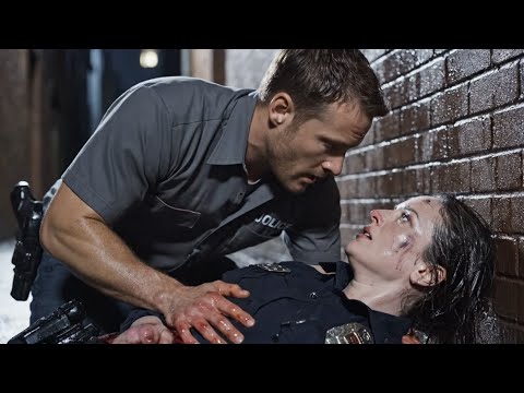 Видео: Отец-одиночка обнаружил умирающую женщину-полицейского. То, что произошло дальше, потрясло всю по...