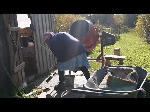 Видео: Заливаем пол летней кухни у мамы