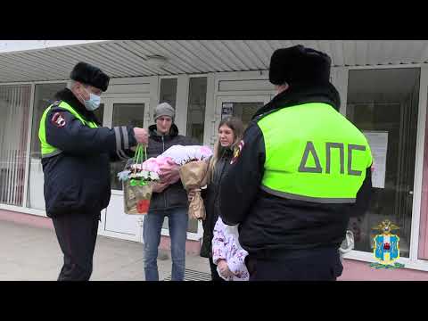 Видео: Инспекторы ДПС Ростова-на-Дону помогли беременной женщине вовремя добраться до роддома