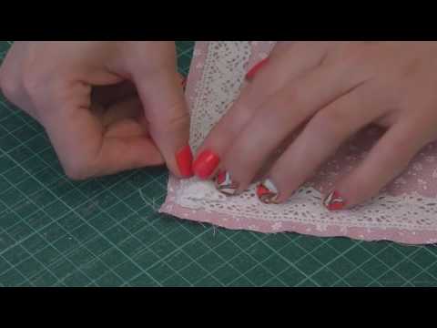 Видео: Как красиво пришить кружево на одеялко