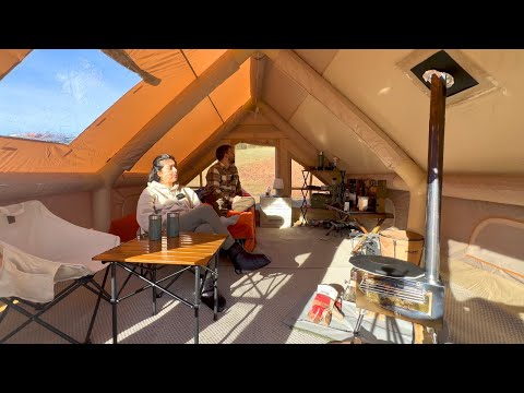 Видео: Мы разбили лагерь, не выходя из дома, в нашей новой надувной палатке.