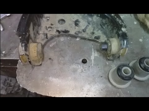 Видео: Рено Сандеро замена шаровых и сайлентблоков передних рычагов