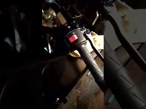 Видео: Замена тормозной жидкости, Кавасаки ззр 1200.