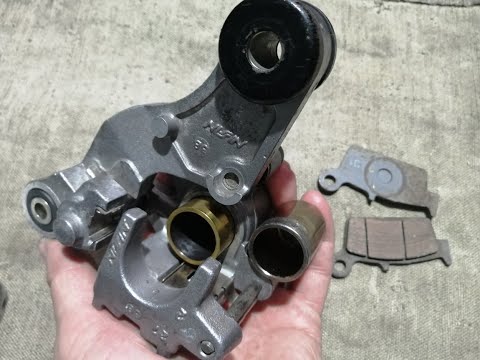 Видео: Скутер Honda Lead 90. Тормозной суппорт - разборка и сборка. Новый поршень и втулки. (ч.11)