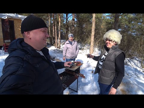 Видео: В гостях у Лешего в лесной избе жарим шашлык и отдыхаем в сосновом бору.