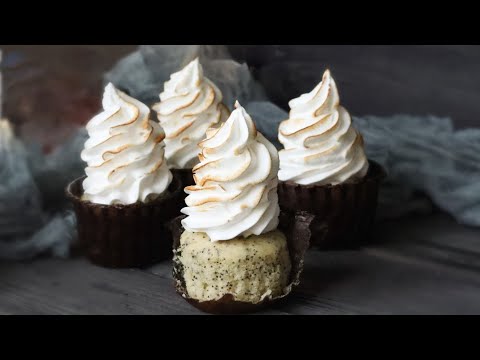 Видео: МАКОВЫЕ КАПКЕЙКИ с ЛИМОННЫМ КУРДОМ и МЕРЕНГОЙ🍋 Poppy seed cupcake recipe