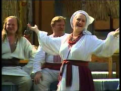 Видео: "Ой пішла я заміж"  виконує гурт "Куми". солістка Валентина Сінельнікова