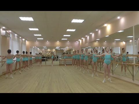 Видео: Классический танец, 1 класс, 1 полугодие (фрагмент)