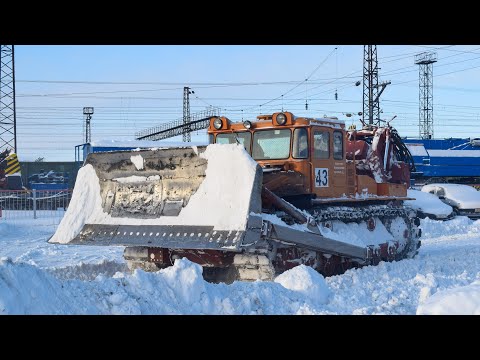 Видео: Трактор ДЭТ-250 и ПУМ-500. Уборка снега.