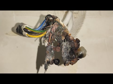 Видео: Розетки на кухне и в зале не работают | Будни электрика ⚡