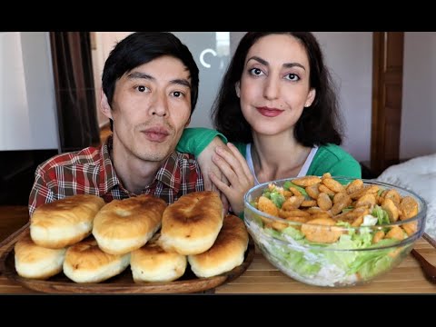 Видео: мукбанг салат цезарь  пирожки с квашеной капустой и картошкой с мясом  не асмр   еще раз обсудим!