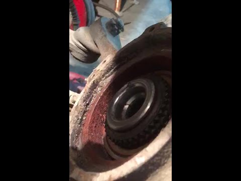 Видео: Обслуживание Хабов, замена пыльника привода Ссанг Йонг Кайрон