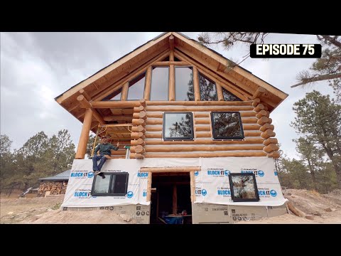 Видео: Строительство бревенчатого дома вдали от электросети — окна и двери!