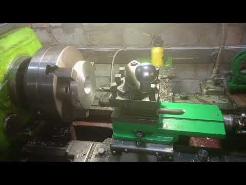 Видео: Станок 1а616, режу резьбу трапеция м60 шаг6