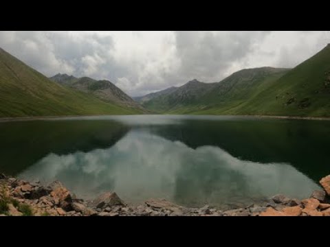 Видео: Нарынкол. Супер красивое ущелье с огромным озером Караколь и дикие животные.