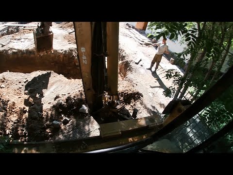 Видео: Несколько идей в работе экскаватора-погрузчика