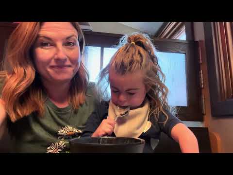 Видео: Видит ли она? Ежегодный осмотр глаз.