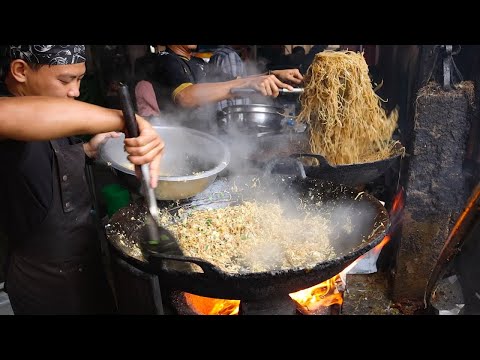 Видео: Мастера лапши! Навыки приготовления лапши в Индонезии