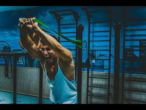 Видео: Иван Крыленко. Street workout тренировка с резиновыми петлями way4you