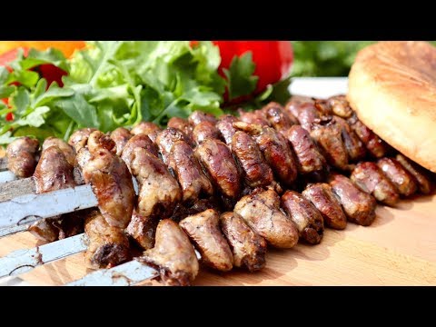 Видео: Шашлычки из куриных сердечек на мангале. Сочный и вкусный шашлык / Chicken heart skewers. Eng sub