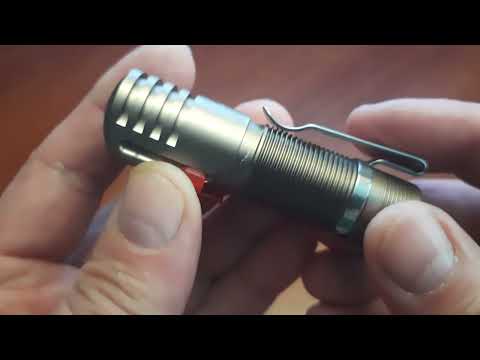 Видео: Оригинальный миниатюрный налобный фонарь на АА Manker E03H II