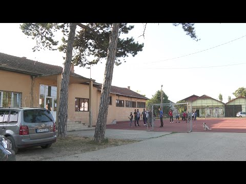 Видео: Родителите од Агино Село не ги пуштија децата на настава, бараат да се реконструира училиштето