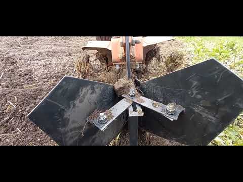 Видео: Нарезка борозд и посадка картофеля плугом окучник.