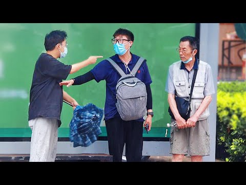 Видео: Когда парень издевается над стариком, как будут реагировать прохожие?