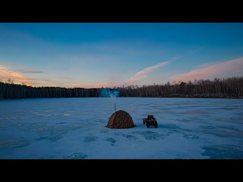 Видео: Отдых в палатке на отдалённом озере с собакой — подлёдная рыбалка, ловля и приготовление