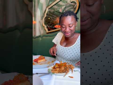 Видео: Завтрак в этом прекрасном ресторане в Новом Орлеане. Хочу попробовать всё, что есть в меню.