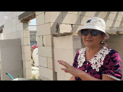 Видео: Пенсионерка строит дом. Kazakh women