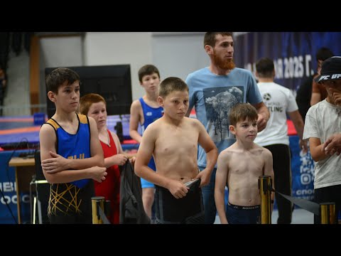 Видео: Взвешивание борцов на турнире по греко-римской борьбе в Грозном. 5 июля 2025 г.