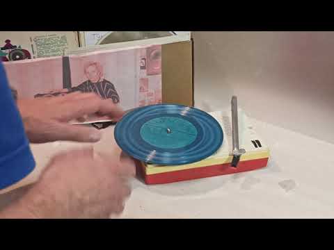 Видео: Листая старые пластинки. Алла Пугачева на игрушечном электрофоне.