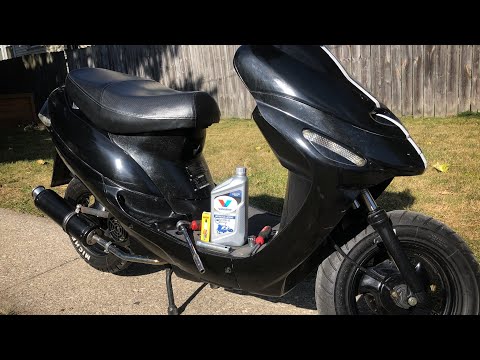 Видео: Как заменить масло и свечу зажигания на скутере 50 куб. см