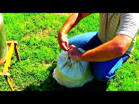 Видео: Суп из топора! Воск из кирпича! Вытопка воска в домашних условиях, около пасеки.