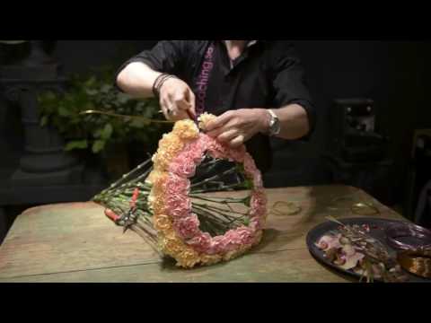 Видео: Пер Бенджамин Мастер-класс по сборке каркасного букета из гвоздики