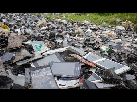 Видео: Ищите старый телефон в мусорном ведре с ЖК-дисплеем || Восстановление старого сенсорного телефона 