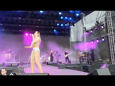 Видео: Вера Брежнева - ЛМЛ | Live