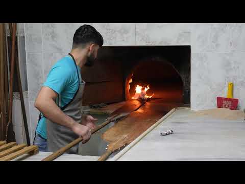 Видео: В этом месте каждый день в Стамбуле продается 3000 хлебов, приготовленных в каменной печи.